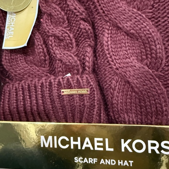 New✨Michael Kors Burgundy Scarf and Hat Set Brand New in Gift Box ✨ - Picture 2 of 4